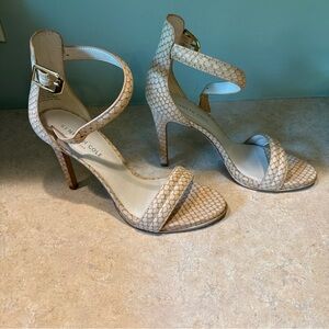 Kenneth Cole Brooke Gold Women's Sandal Size 8M.
